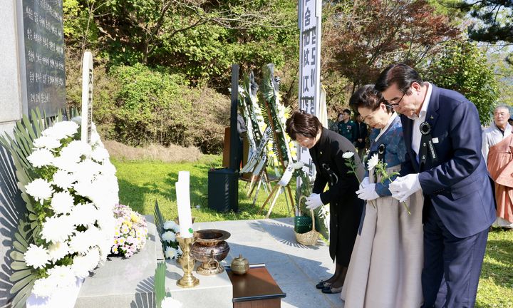 [보령=뉴시스] 30일 보령시 남포면 만세보령지킴터 합동위령탑에서 열린 '제44회 자유수호 희생자 합동위령제'에서 호국영령을 기리는 김동일(맨 오른쪽) 보령시장. (사진=보령시 제공) 2024.10.31. photo@newsis.com  *재판매 및 DB 금지