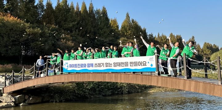 하이트진로는 지난 30일 서울 서초구 양재천에서 올해 세 번째 맑은 강, 하천 만들기 행사를 진행했다.(사진=하이트진로 제공) *재판매 및 DB 금지