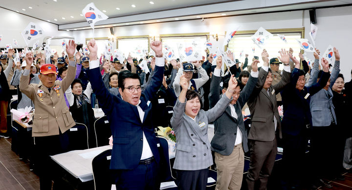 [보령=뉴시스] 31일 오후 충남 보령시 명문웨딩홀에서 열린 제1회 보훈가족 위안행사에서 김동일(맨 앞줄 맨 왼쪽) 보령시장 등 참석자들이 만세삼창을 하고 있다. (사진=보령시 제공) 2024.10.31. photo@newsis.com  *재판매 및 DB 금지