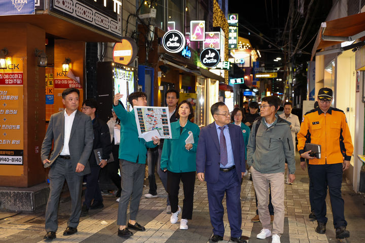 [대구=뉴시스] 대구시 중구가 시민들이 안전하게 핼러윈 데이 기간을 보낼 수 있도록 클럽골목 등에 인파 사고 예방을 위한 관계기관 합동 비상근무를 하고 있다. (사진=대구시 중구 제공) 2024.10.31. photo@newsis.com  *재판매 및 DB 금지