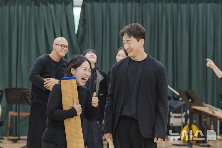 [서울=뉴시스] 국립창극단원들이 신작 '이날치전'을 연습하고 있다. 오른쪽이 '이날치'역을 맡은 이광복 단원. (사진=국립극장 제공) photo@newsis.com *재판매 및 DB 금지