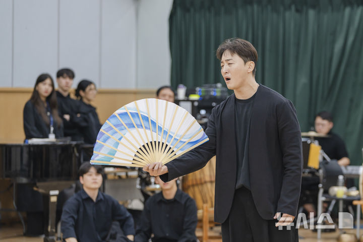 [서울=뉴시스] 이광복 국립창극단원이 신작 '이날치전'을 연습하고 있다. photo@newsis.com *재판매 및 DB 금지