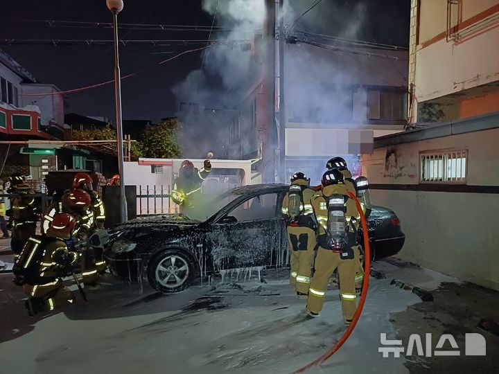 [포항=뉴시스] 안병철 기자 = 지난 30일 오후 11시35분께 포항시 북구 죽도동 한 다세대주택 주차장에 주차된 차량에서 화재가 발생했다.(사진=포항북부소방서 제공) 2024.10.31. photo@newsis.com