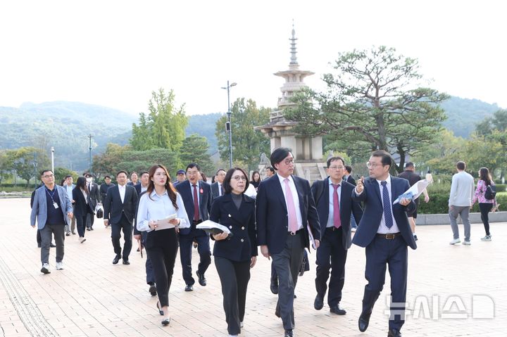 [서울=뉴시스] 2025년 아시아태평양경제협력체(APEC) 정상회의 정부합동 현장답사단은 31일 개최 도시인 경상북도 경주시를 방문해 APEC 정상회의 준비 상황을 점검하고 있다. (사진= 외교부 제공)