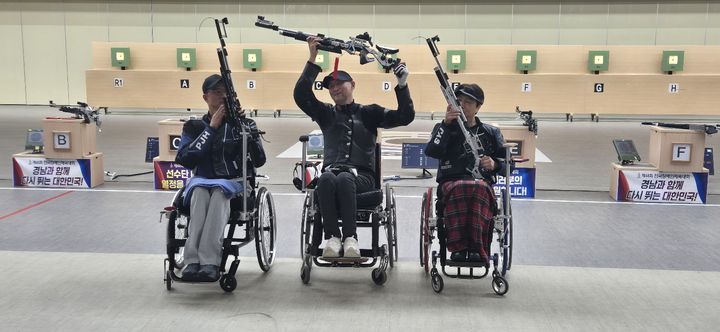 [거제=뉴시스] 신정철 기자= 경남 거제시 선수단이 지난 30일 막을 내린 제44회 전국장애인체육대회에서 금메달 4개, 은메달 4개, 동메달 14개 등 총 22개의 메달을 획득해 경남의 종합 3위 달성에 큰 몫을 했다.사진은 금메달 3개를 목에걸며 ‘사격 강호’ 거제의 위상을 다시금 드높인 사격선수들 모습.(사진=거제시 제공).2024.10.31. photo@newsis.com *재판매 및 DB 금지