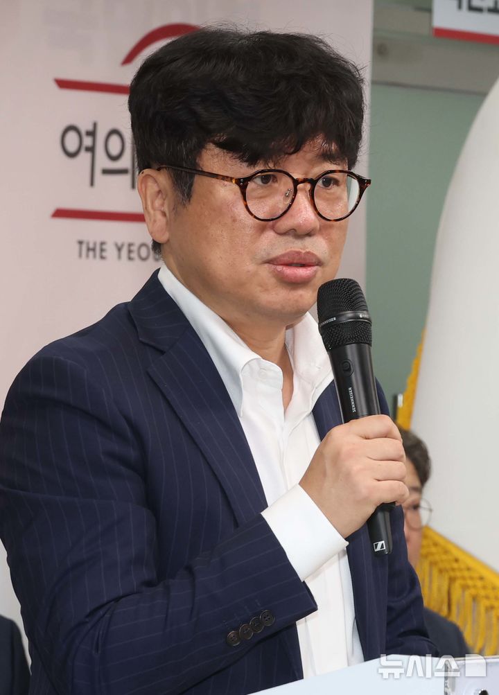[서울=뉴시스] 조성봉 기자 = 유의동 전 국민의힘 의원이 31일 오전 서울 여의도 국민의힘 중앙당사에서 열린 '여의도연구원 주최, 여론조사 정상화를 위한 제도개선 토론회'에서 인사말을 하고 있다. 2024.10.31. suncho21@newsis.com
