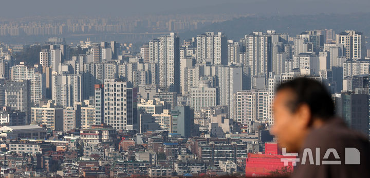 [서울=뉴시스] 홍효식 기자 = 서울의 월간 주택 거래량이 지난달까지 두 달 연속 감소하면서 석 달 만에 다시 1만건 아래로 떨어졌다. 31일 국토교통부가 발표한 ‘2024년 9월 주택통계’에 따르면 지난달 서울 주택 거래량은 8206건으로, 1만992건이었던 전달보다 25.3% 줄었다. 전국 주택 거래량은 5만1267건으로 이 역시 전달보다 15.5% 줄었다. 31일 서울 용산구 남산에서 바라본 아파트 모습. 2024.10.31. yesphoto@newsis.com