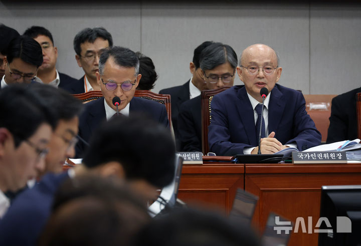 [서울=뉴시스] 고승민 기자 = 안창호 국가인권위원장이 31일 서울 여의도 국회에서 열린 국회운영위원회의 국가인권위원회 등 국정감사에서 의원 질의에 답하고 있다. 2024.10.31. kkssmm99@newsis.com