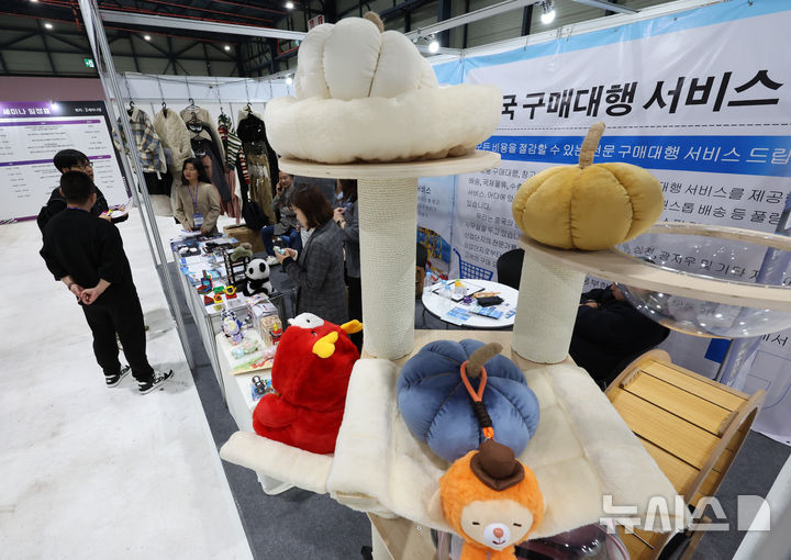 [서울=뉴시스] 황준선 기자 = 코리아 이커머스 페어에서 관람객들이 중국 구매대행 업체 부스를 둘러보고 있다. 2024.10.31. hwang@newsis.com