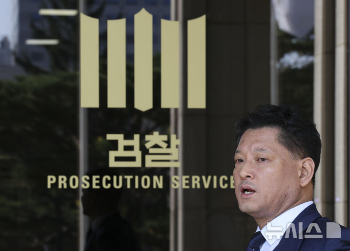 [서울=뉴시스] 김근수 기자 = 김한메 사법정의바로세우기시민행동(사세행) 상임대표가 31일 서울 서초구 서울중앙지방검찰청에서 열린 윤석열 대통령 부부 및 명태균씨 공직선거법 고발 기자회견에서 발언하고 있다. 2024.10.31. ks@newsis.com