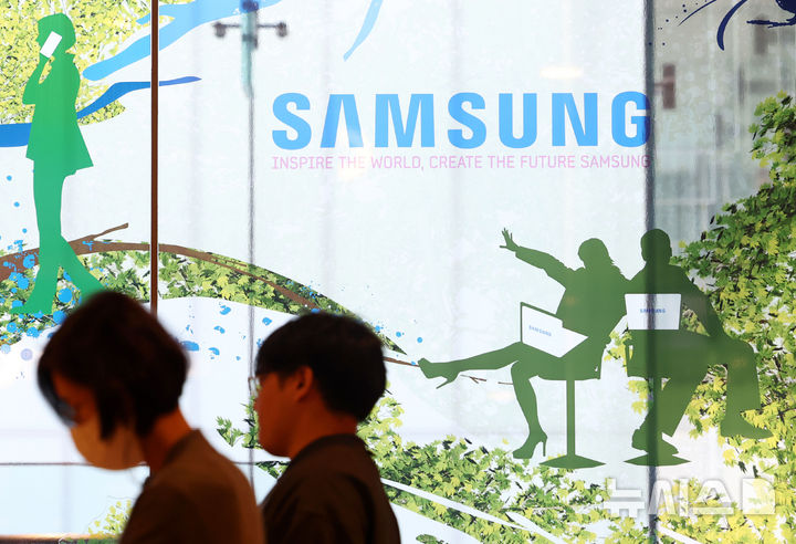 [서울=뉴시스] 홍효식 기자 = 31일 삼성전자가 연결 기준으로 매출 79조987억원, 영업이익 9조1834억원의 3분기 실적을 발표했다. 반도체 사업을 맡은 디바이스솔루션(DS) 부문은 매출 29조2700억원, 영업이익 3조8600억원을 냈다고 공시했다.&nbsp;&nbsp; 이날 서울 삼성전자 서초사옥 내 삼성 로고 모습. 2024.10.31. yesphoto@newsis.com