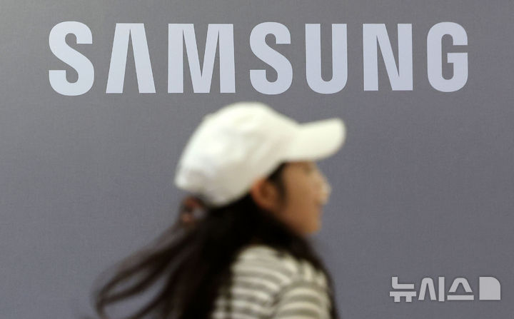 [서울=뉴시스] 홍효식 기자 = 31일 삼성전자가 연결 기준으로 매출 79조987억원, 영업이익 9조1834억원의 3분기 실적을 발표했다. 반도체 사업을 맡은 디바이스솔루션(DS) 부문은 매출 29조2700억원, 영업이익 3조8600억원을 냈다고 공시했다.&nbsp; 이날 서울 삼성전자 서초사옥 내 삼성 로고 모습. 2024.10.31. yesphoto@newsis.com