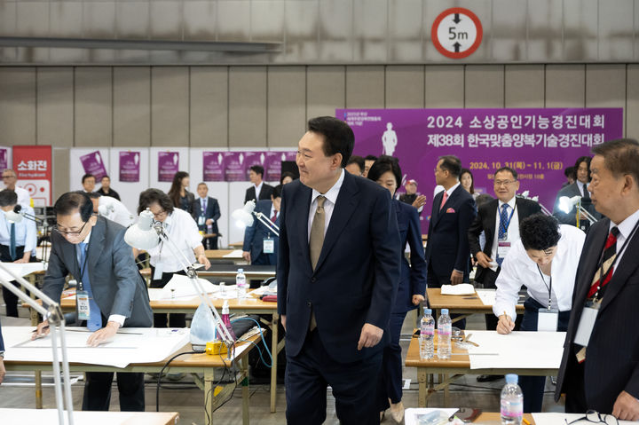 [고양=뉴시스] 조수정 기자 = 윤석열 대통령이 31일 경기 고양시 일산 킨텍스에서 열린 2024 대한민국 소상공인대회 개막식에 참석하기 앞서 2024 소상공인기능경진대회 제38회 한국맞춤양복기술경진대회를 둘러보고 있다. (사진=대통령실 제공) 2024.10.31. photo@newsis.com *재판매 및 DB 금지