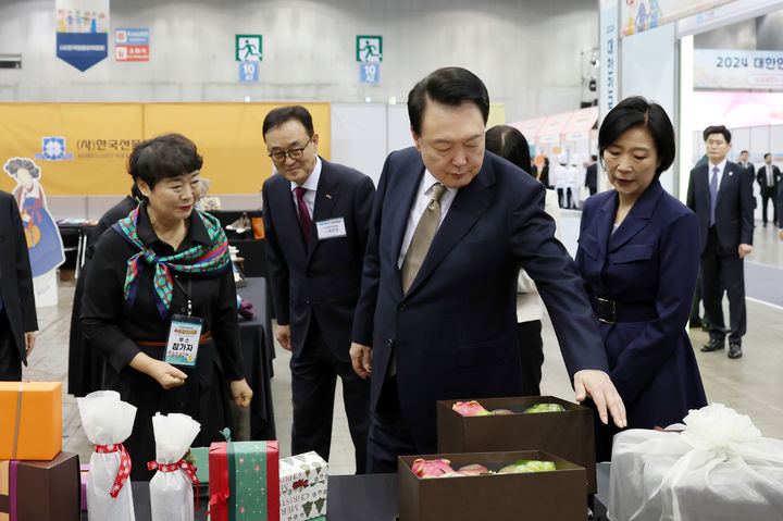 [고양=뉴시스] 조수정 기자 = 윤석열 대통령이 31일 경기 고양시 일산 킨텍스에서 열린 2024 대한민국 소상공인대회 개막식에 참석하기 앞서 전시 부스를 둘러보고 있다. (사진=대통령실 제공) 2024.10.31. photo@newsis.com *재판매 및 DB 금지