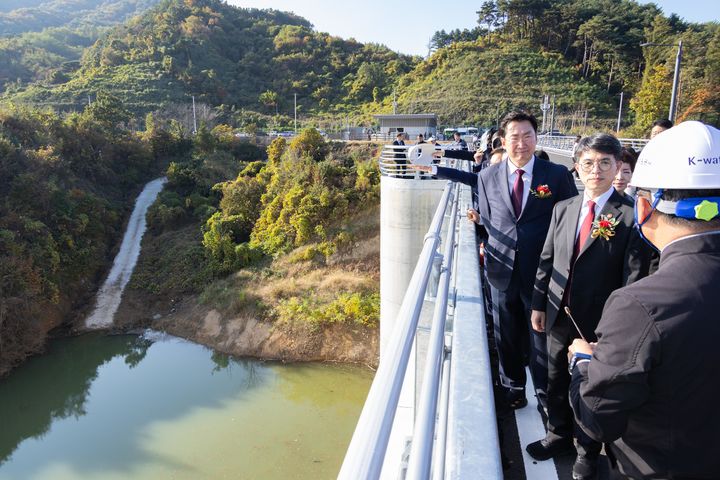 [서울=뉴시스] 김완섭 환경부 장관이 31일 강원도 원주시에서 열린 원주천댐 건설사업 준공식에 참석해 김진태 강원도지사, 윤석대 한국수자원공사 사장 등 참석자들과 함께 원주천댐을 둘러보고 있다. (사진=환경부 제공) 2024.10.31. photo@newsis.com *재판매 및 DB 금지
