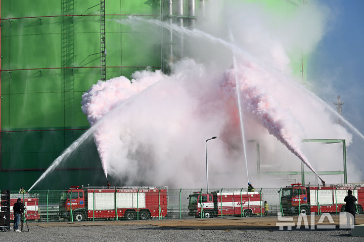 [서울=뉴시스] 청사사진기자단 = 지난해 10월 31일 인천 연수구 한국가스공사 인천기지본부 일대에서 열린 2024년 국가 대테러종합훈련에서 119 소방대원들이 가스 누출 및 화재 대응 훈련을 하고 있다. 2024.10.31. photo@newsis.com