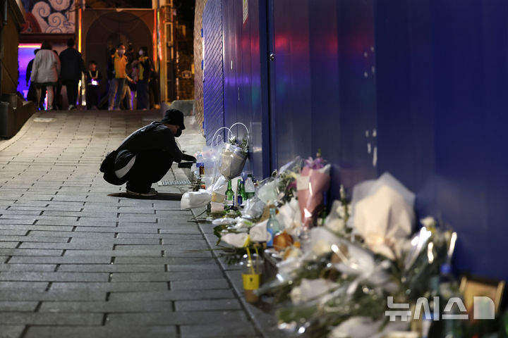 [서울=뉴시스] 최동준 기자 = 지난해 10월31일 서울 용산구 이태원 참사 추모거리에서 시민이 희생자들을 추모하고 있다. 2024.10.31. photocdj@newsis.com