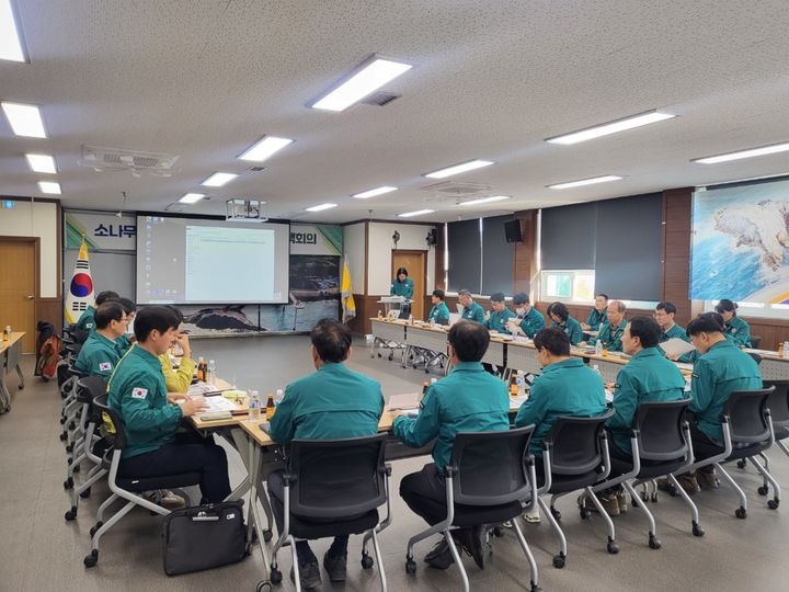 [안동=뉴시스] 지난 달 31일 울진군 후포면사무소에서 소나무재선충병 재발생에 대한 긴급 방제 대책 회의가 열리고 있다. (사진=경북도 제공)2024.11.01 *재판매 및 DB 금지