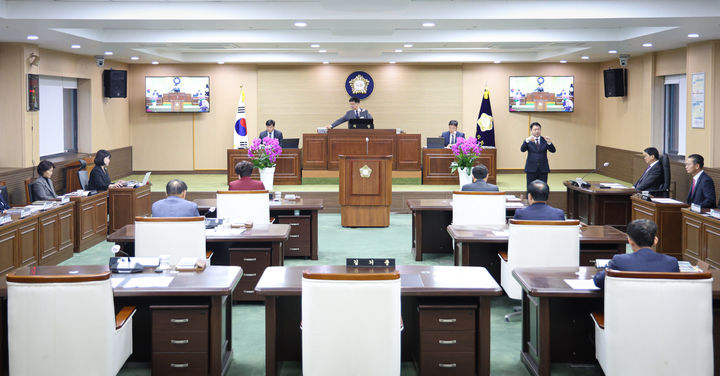 [청양=뉴시스] 충남 청양군의회는 1일 제305회 임시회 제5차 본회의를 열고 안건을 심의·의결하고 있다. (사진=청양군의회 제공) 2024.11.01. photo@newsis.com *재판매 및 DB 금지