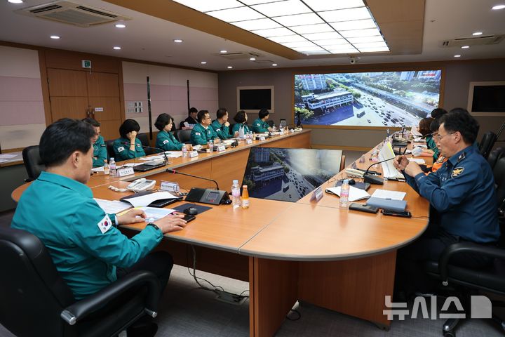 [군포=뉴시스] 철쭉동산 지하주차장에서 전기차 불이 난 가운데 차질 없는 대응을 위한 회의가 하은호 시장 주재로 열리고 있다. (사진=군포시 제공). 2024.11.01.photo@newsis.com.