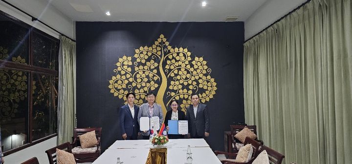 [세종=뉴시스] 지난 2024년 11월 라오스를 방문한 이승원 세종시 경제부시장 등 일행이 루앙프라방주와 '우호협력을 위한 합의서' 서명후 기념 사진을 찍고 있다. (사진=뉴시스 DB). photo@newsis.com *재판매 및 DB 금지