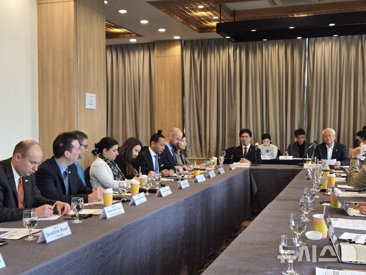 [서울=뉴시스]한국과학기술단체총연합회(과총)와 한양대학교 에리카는 국제우주대학교(ISU)의 2025년도 우주연구 프로그램(SSP25)의 커리큘럼 플래닝 미팅을 위해 방한한 SSP25 의장 등 핵심 운영진 10여명과 함께 1일 기자간담회를 개최했다. (사진=윤현성 기자)