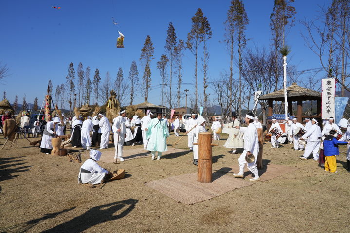 [밀양=뉴시스] 안지율 기자 = 새터가을굿놀이 공연 . (사진=밀양시 제공) 2024.11.01. photo@newsis.com *재판매 및 DB 금지