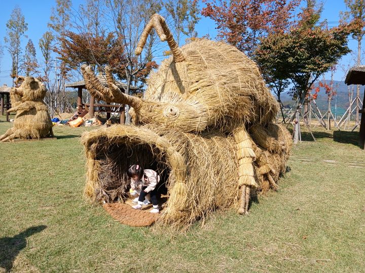 [밀양=뉴시스] 안지율 기자 = 볏짚 조형물인 쇠똥구리 터널. (사진=밀양시 제공) 2024.11.01. photo@newsis.com *재판매 및 DB 금지