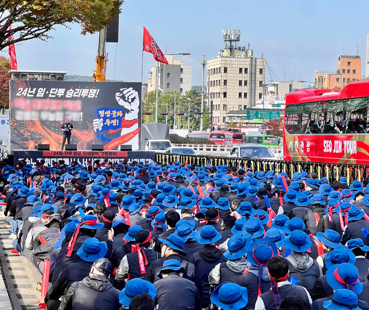 [서울=뉴시스] 지난 28일 현대트랜시스 노조원 등 1000여명이 현대차, 기아 양재사옥 앞에서 대대적인 집회를 진행하는 모습 (사진=현대트랜시스) 2024.11.1 photo@newsis.com *재판매 및 DB 금지