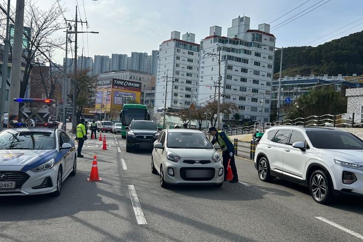 [부산=뉴시스] 부산경찰이 음주운전 단속을 진행하고 있다. (사진=부산경찰청 제공) 2024.11.01. photo@newsis.com *재판매 및 DB 금지