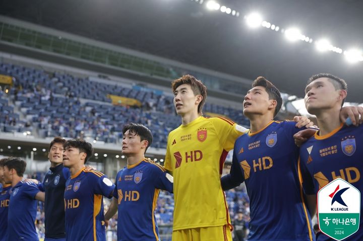 [서울=뉴시스] 프로축구 K리그1 울산 HD의 조현우와 주민규. (사진=한국프로축구연맹 제공)  *재판매 및 DB 금지