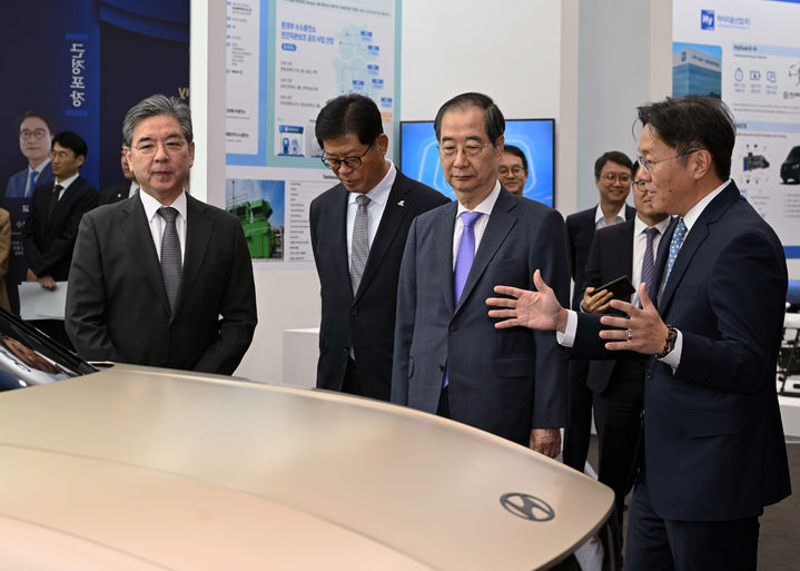 [서울=뉴시스] (왼쪽부터) 장재훈 현대차 사장, 김재홍 한국수소연합 회장, 한덕수 국무총리, 김창환 현대차 전무가 1일 서울 반포 세빛섬 가빛 컨벤션홀에서 열린 '제3회 수소의 날' 기념식에서 현대차의 수소전기차 콘셉트카 '이니시움'을 살펴보고 있다. (사진=현대차) 2024.11.01 photo@newsis.com *재판매 및 DB 금지 *재판매 및 DB 금지