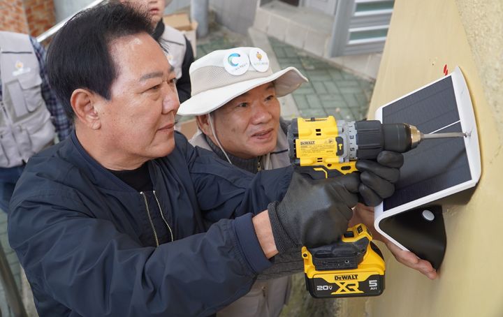 [안동=뉴시스] 남진복 경북도의원과 이재혁 경북개발공사 사장이 지난 달 31일 울릉군 도동리 마을에 벽부등 설치 봉사활동을 하고 있다. (사진=경북개발공사 제공) 2024.11.01 *재판매 및 DB 금지