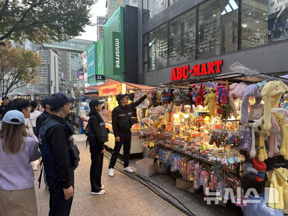 [서울=뉴시스]서울 중구는 핼러윈 기간 명동 일대 인파 밀집관리에 나선 데 이어 가건물 밀집 지역인 성동공고 담장 일대를 정비한다고 1일 밝혔다. (사진=중구 제공). 2024.11.01. photo@newsis.com