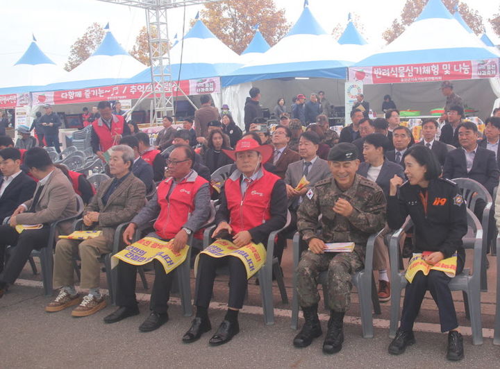 [홍천=뉴시스] 1일 강원 3대 사과 생산지인 홍천사과축제 개막식이 이날 오전 홍천읍 도시산림공원 토리숲에서 신영재 홍천군수, 박영록 군의장, 권혁동 11기동 사단장, 김성운 홍천경찰서장, 전명준 홍천문화재단 이사장 등이 참석한 가운데 개막됐다. syi23@newsis.com *재판매 및 DB 금지