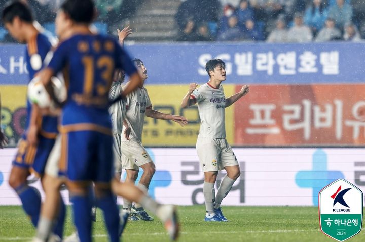 [서울=뉴시스] 프로축구 K리그1 강원 FC의 이상헌이 1일 울산종합운동장에서 열린 울산 HD와의 하나은행 K리그1 2024 36라운드 홈 경기에서 득점한 뒤 기뻐하고 있다. (사진=한국프로축구연맹 제공)  *재판매 및 DB 금지