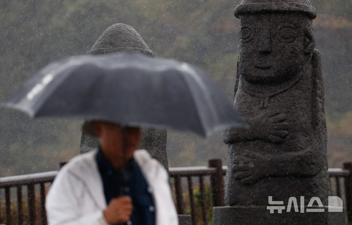 [서귀포=뉴시스] 우장호 기자 = 지난 1일 오전 제주 서귀포시 대정읍 송악산 둘레길에서 우산을 쓴 관광객들이 발걸음을 재촉하고 있다. 2024.11.01. woo1223@newsis.com