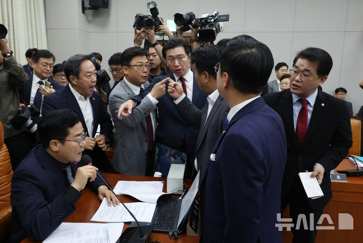 [서울=뉴시스] 고승민 기자 = 박찬대 국회 운영위원장이 1일 서울 여의도 국회에서 열린 운영위원회의 대통령비서실, 국가안보실, 대통령경호처 국정감사에서 항의하는 국민의힘 의원들에게 자리로 돌아갈 것을 촉구하고 있다. 2024.11.01. kkssmm99@newsis.com