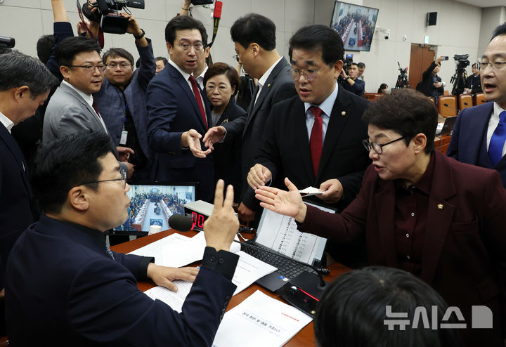 [서울=뉴시스] 고승민 기자 = 박찬대 국회 운영위원장이 1일 서울 여의도 국회에서 열린 운영위원회의 대통령비서실, 국가안보실, 대통령경호처 국정감사에서 항의하는 국민의힘 의원들에게 자리로 돌아갈 것을 촉구하고 있다. 2024.11.01. kkssmm99@newsis.com