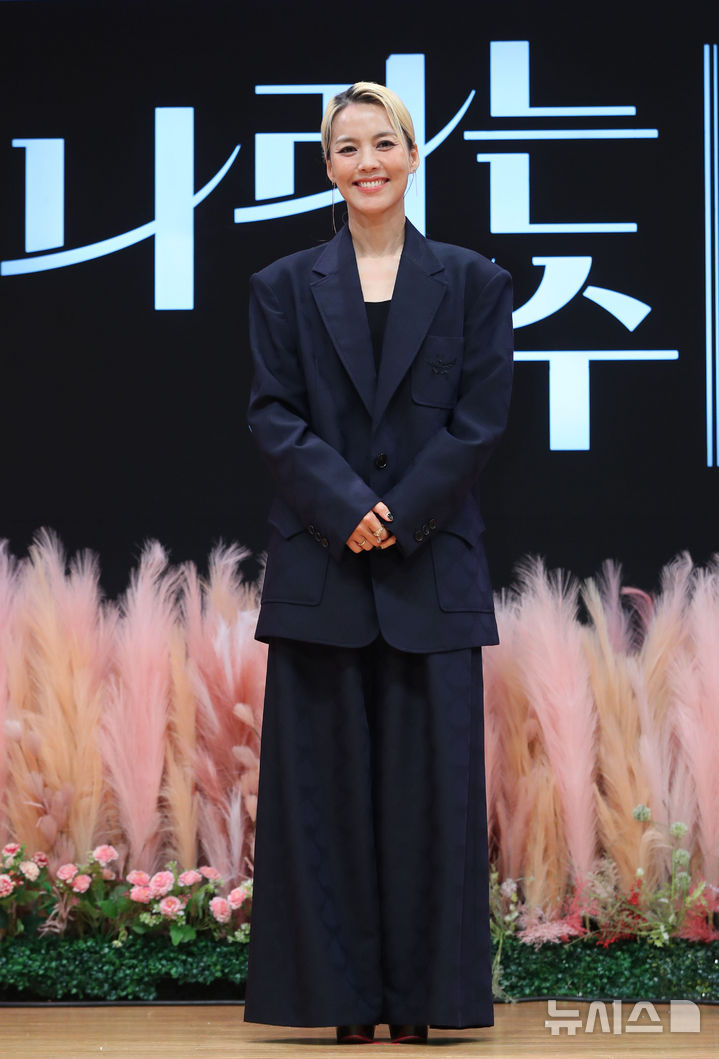 [서울=뉴시스] 김혜진 기자 = 가수 소향이 1일 오전 서울 영등포구 KBS2 '나라는 가수' 제작발표회에서 포즈를 취하고 있다.'나라는 가수'는 K팝 대표 실력파 아티스트들이 다른 나라의 음악과 문화를 경험하며 나라는 가수를 찾아가는 여행기를 그리는 음악 예능 프로그램이다. 2일 오후 10시 40분 첫 방송. 2024.11.01. jini@newsis.com