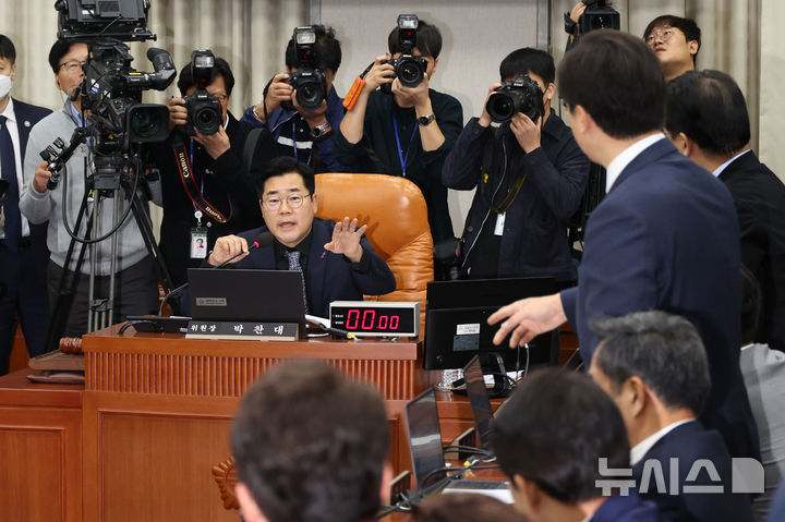 [서울=뉴시스] 권창회 기자 = 1일 서울 여의도 국회에서 열린 운영위원회의 대통령비서실, 국가안보실, 대통령경호처 국정감사에서 국민의힘 의원들이 박찬대 운영위원장에게 항의하고 있다. 2024.11.01. kch0523@newsis.com