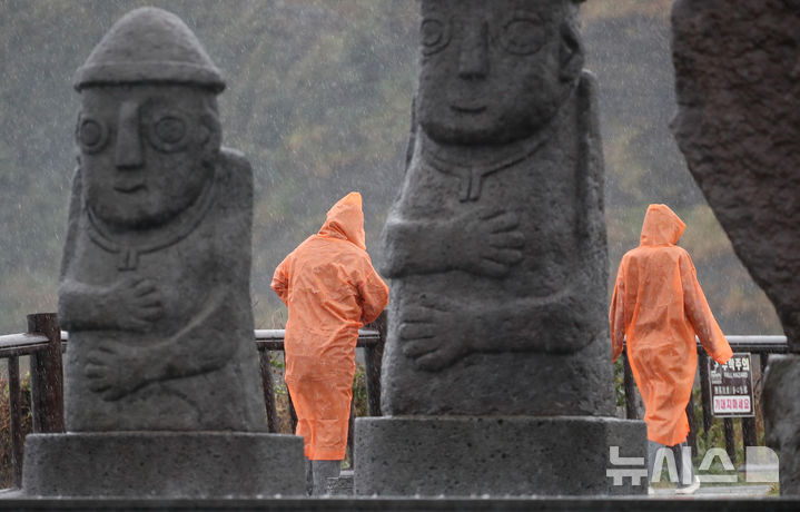 [서귀포=뉴시스] 우장호 기자 = 제21호 태풍 '콩레이'의 간접영향으로 많은 비가 내리는 1일 오전 제주 서귀포시 대정읍 송악산 둘레길에서 우산을 쓴 관광객들이 발걸음을 재촉하고 있다. 2024.11.01. woo1223@newsis.com