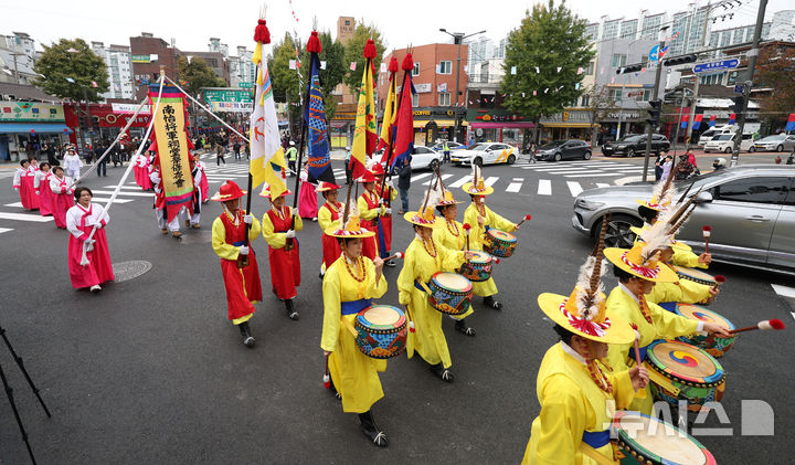 [서울=뉴시스] 홍효식 기자 = 제42회 남이장군사당제가 열린 1일 오전 서울 용산구 용문시장 사거리 인근에서 남이장군 출진 모습을 재현하는 행렬이 이어지고 있다. 2024.11.01. yesphoto@newsis.com