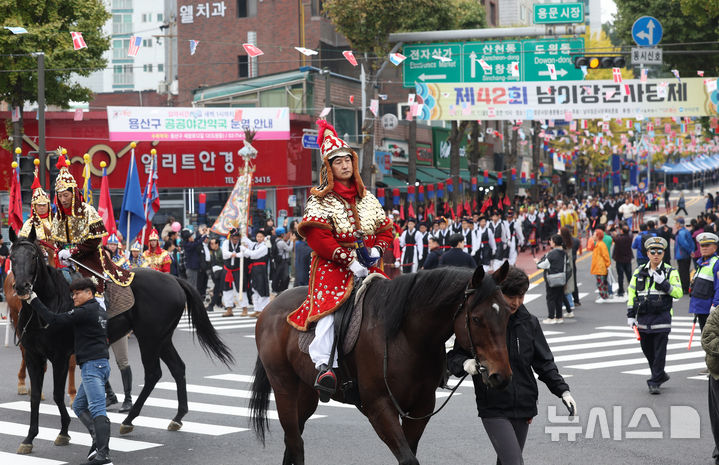 [서울=뉴시스] 홍효식 기자 = 제42회 남이장군사당제가 열린 1일 오전 서울 용산구 용문시장 사거리 인근에서 남이장군 출진 모습을 재현하는 행렬이 이어지고 있다. 2024.11.01. yesphoto@newsis.com
