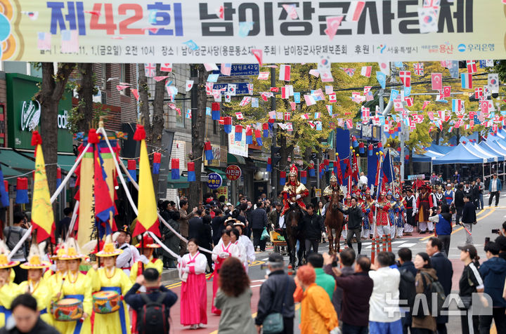 [서울=뉴시스] 홍효식 기자 = 제42회 남이장군사당제가 열린 1일 오전 서울 용산구 용문시장 사거리 인근에서 남이장군 출진 모습을 재현하는 행렬이 이어지고 있다. 2024.11.01. yesphoto@newsis.com
