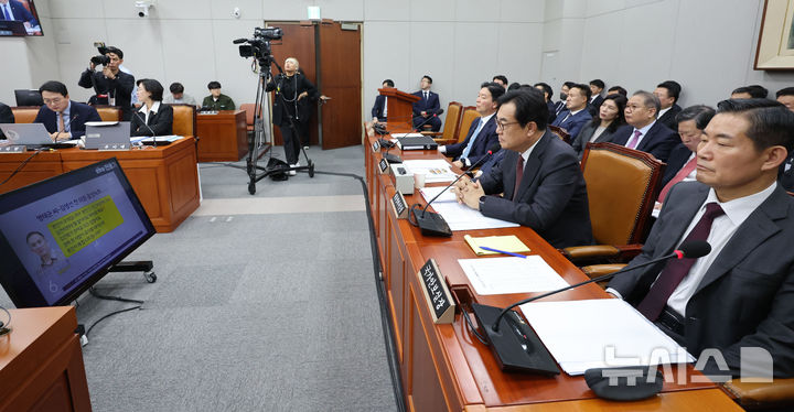 [서울=뉴시스] 권창회 기자 = 정진석 대통령실 비서실장을 비롯한 국무위원들이 1일 서울 여의도 국회에서 열린 운영위원회의 대통령비서실, 국가안보실, 대통령경호처 국정감사에서 명태균씨 녹취 관련 파일을 보고 있다. 2024.11.01. kch0523@newsis.com