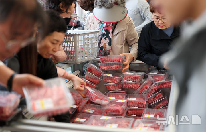 [서울=뉴시스] 지난해 11월 1일 서울 서초구 하나로마트 양재점에서 열린 '대한민국이 한우 먹는 날' 행사 현장. (사진=뉴시스DB) photo@newsis.com