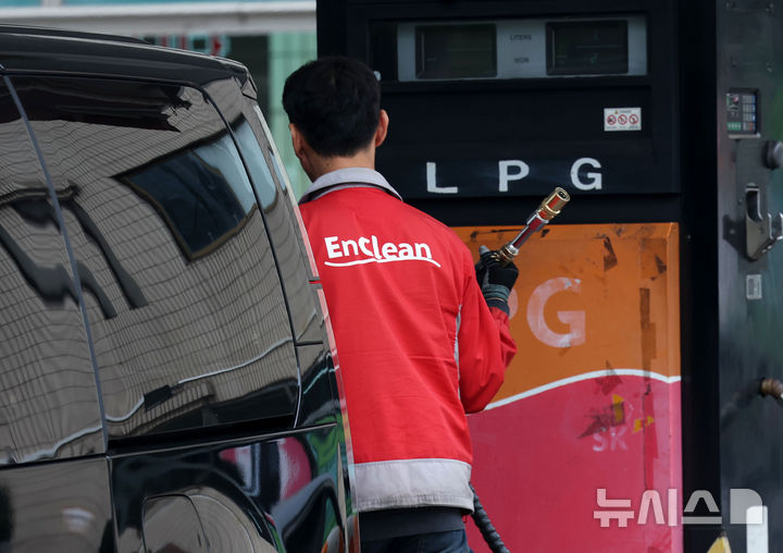 [서울=뉴시스] 홍효식 기자 = 국내 액화석유가스(LPG) 업계가 11월 프로판 가스 가격을 세 달 연속 동결했다. 다만 부탄 가스는 정부의 유류세 인하율 축소에 따라 가격을 올렸다.지난달 31일 업계에 따르면 SK가스는 11월 가정·상업용 프로판 가격을 전월과 같이 ㎏당 1299.81원, 산업용 프로판을 kg당 1399.81원에 공급하고, 부탄 가격은 L당 941.24원으로 전월보다 14.04원 인상했다. E1도 11월 가정·상업용 프로판 가격을 전월과 같은 ㎏당 1300.25원, 산업용 프로판을 ㎏당 1306.85원을 유지하고, 부탄 가격은 L당 941.83원으로 전월보다 14.04원 올랐다.1일 서울 시내 LPG 충전소 모습. 2024.11.01. yesphoto@newsis.com