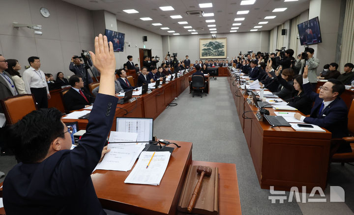 [서울=뉴시스] 권창회 기자 = 1일 오후 서울 여의도 국회 운영위원회에서 대통령실 등에 대한 국정감사를 중지하고 열린 운영위 전체회의에서 김건희 여사 등 불출석 증인에 대한 동행명령장 발부의 건에 대한 표결이 진행되고 있다. 2024.11.01. kch0523@newsis.com