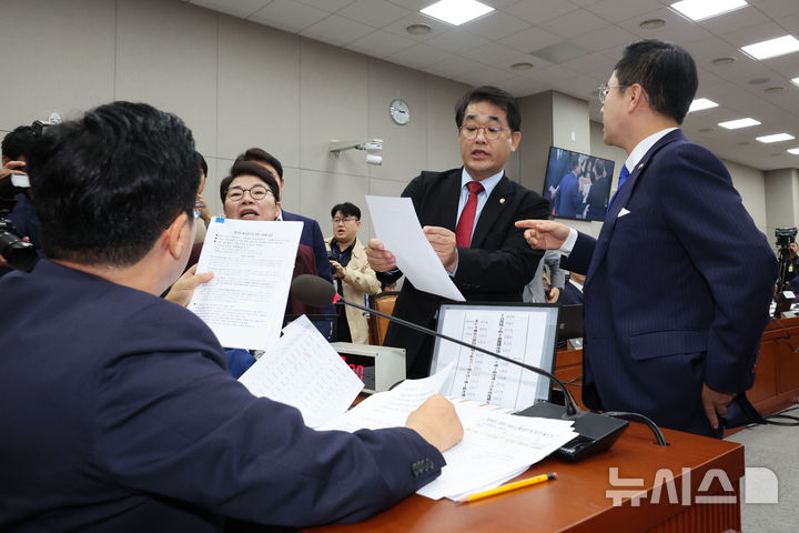 [서울=뉴시스] 권창회 기자 = 1일 오후 서울 여의도 국회 운영위원회에서 대통령실 등에 대한 국정감사를 중지하고 개회한 운영위 전체회의에서 국민의힘 의원들이 김건희 여사 등 불출석 증인에 대한 동행명령장 발부의 건에 대한 표결을 반대하며 박찬대 위원장에게 항의하고 있다. 2024.11.01. kch0523@newsis.com